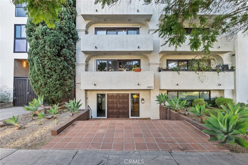 1601 Veteran Avenue 304