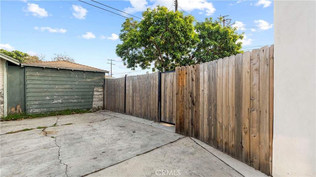 76 W Del Amo Boulevard