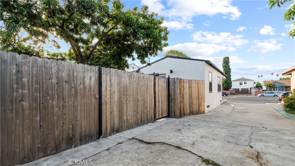 76 W Del Amo Boulevard