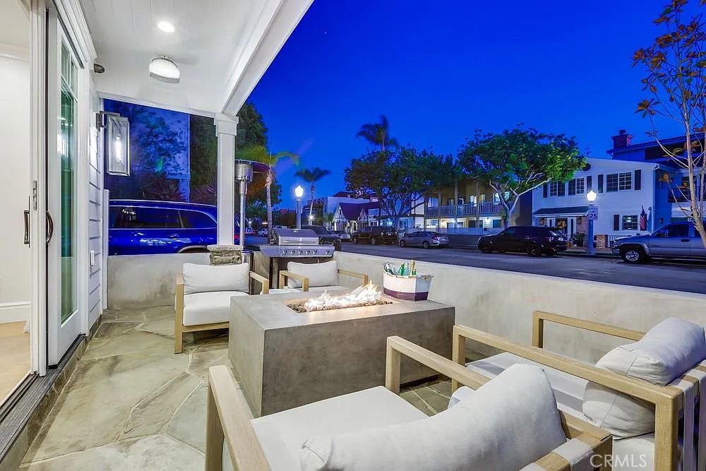 1508 E Balboa Boulevard