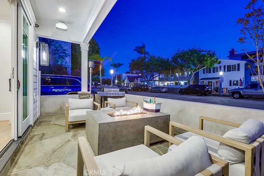 1508 E Balboa Boulevard