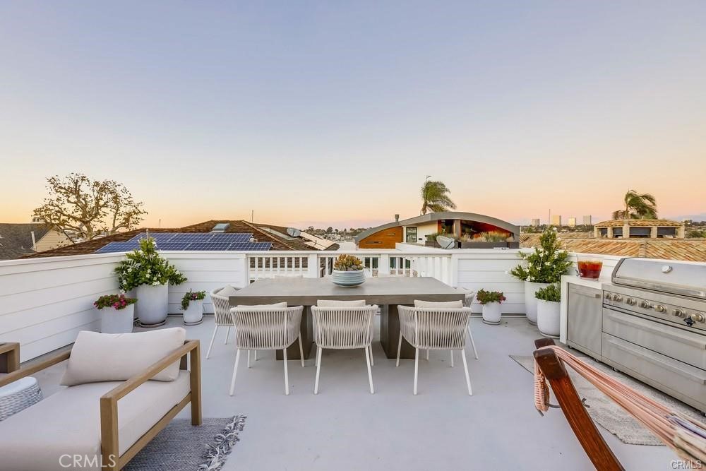 1508 E Balboa Boulevard