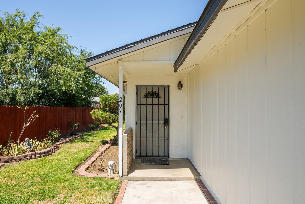 207 N Pasadena Avenue