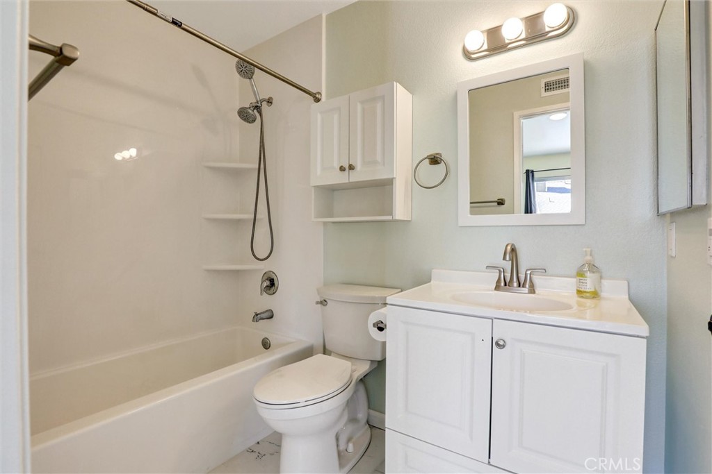10 Candlewood Lane