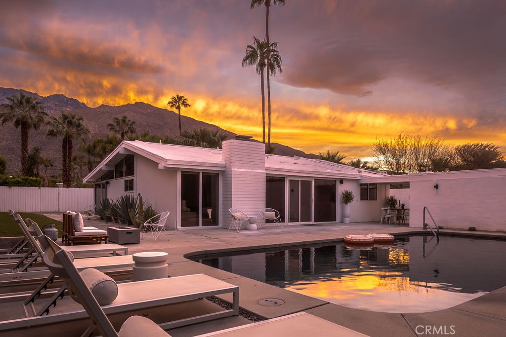 965 E Twin Palms