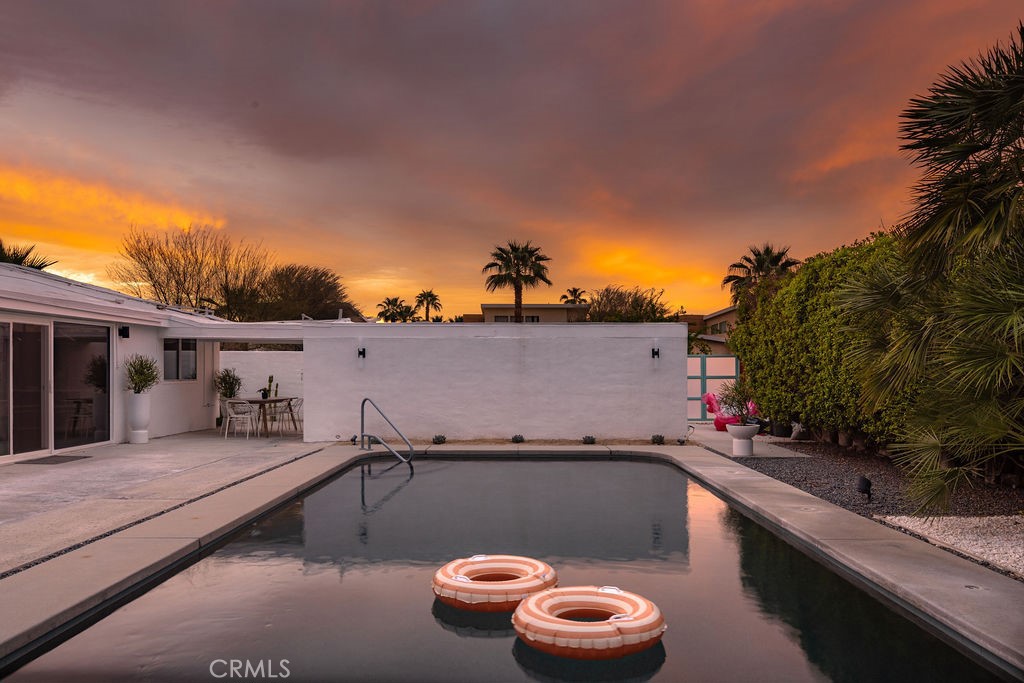 965 E Twin Palms