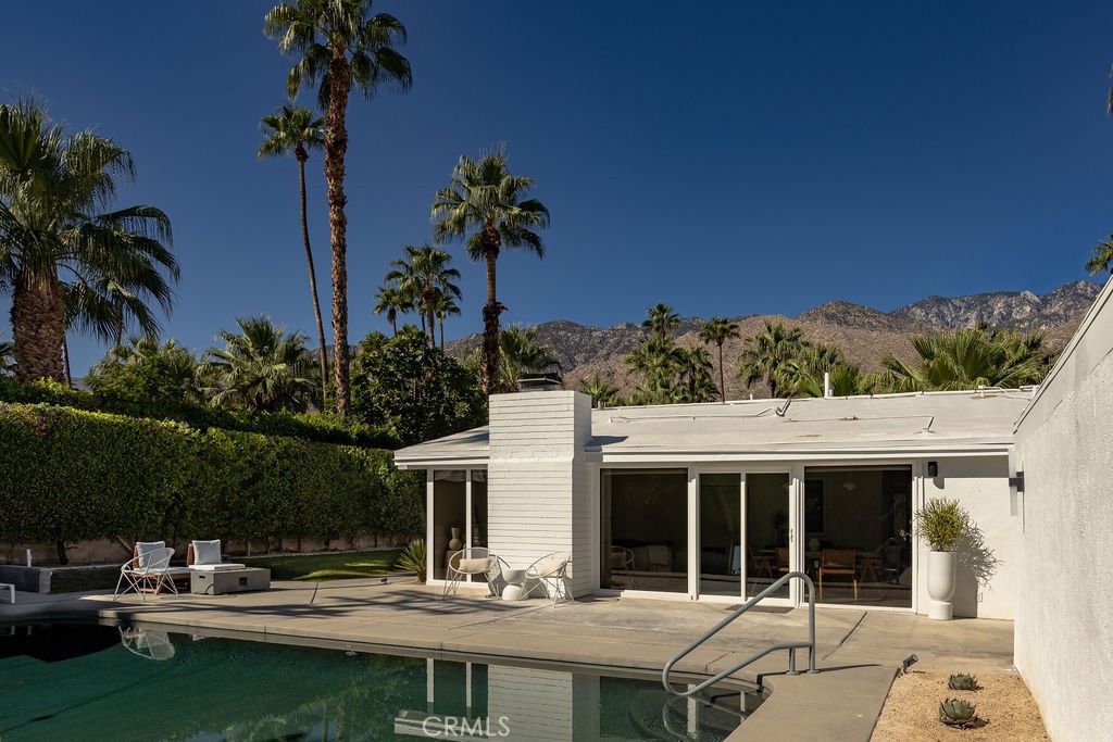 965 E Twin Palms