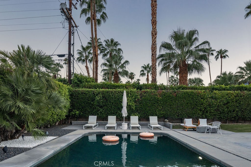 965 E Twin Palms