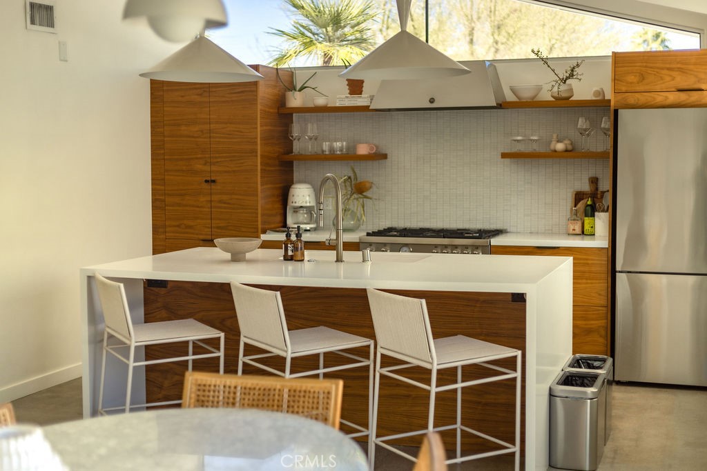 965 E Twin Palms