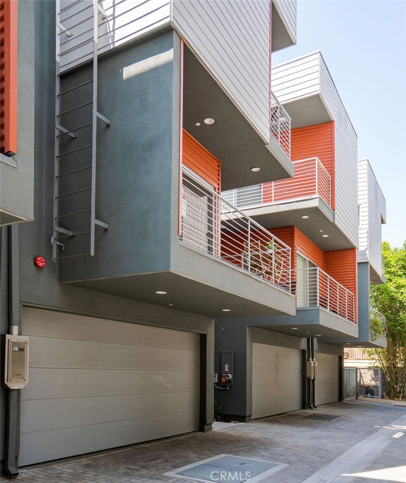 2222 1/2 Strata