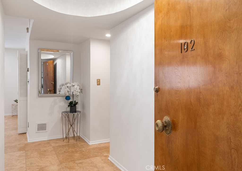 419 N Oakhurst Drive 102