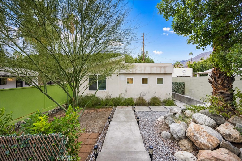 435 E Chuckwalla