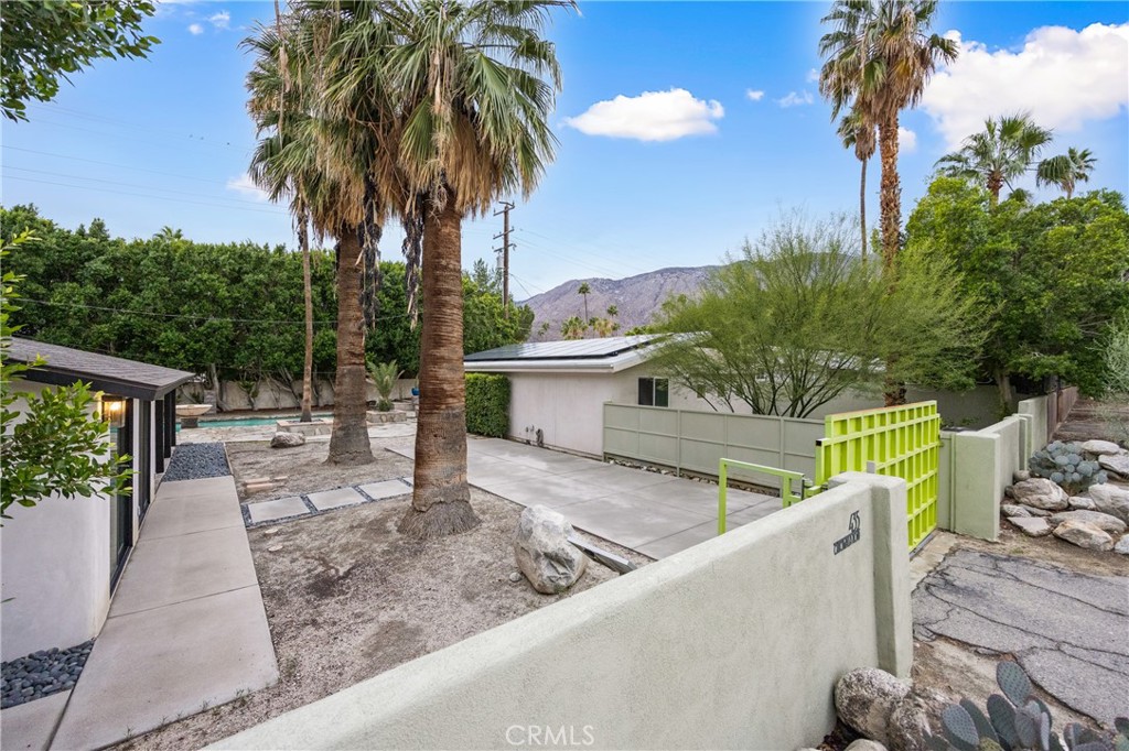 435 E Chuckwalla