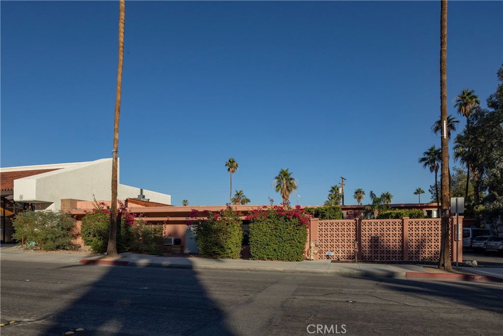 1404 N Palm Canyon