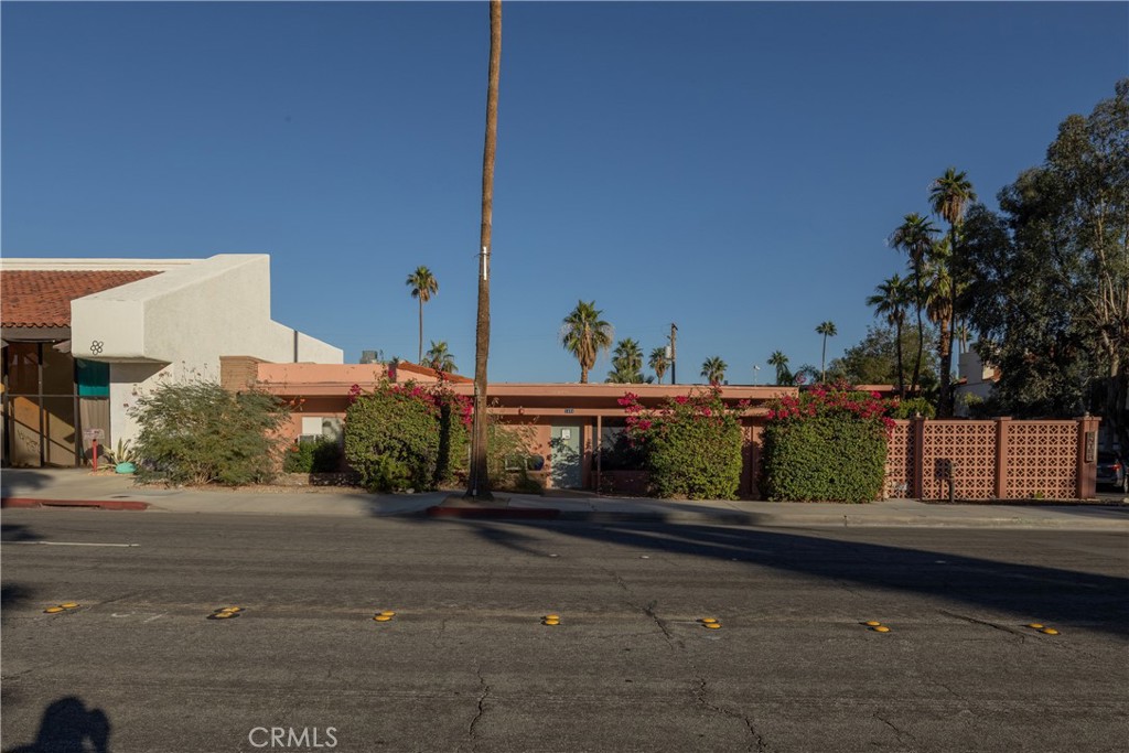 1404 N Palm Canyon