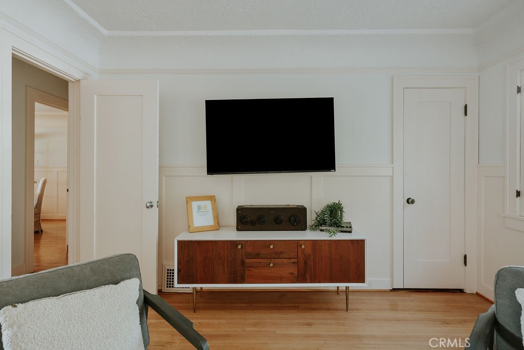 521 W Whiting Avenue