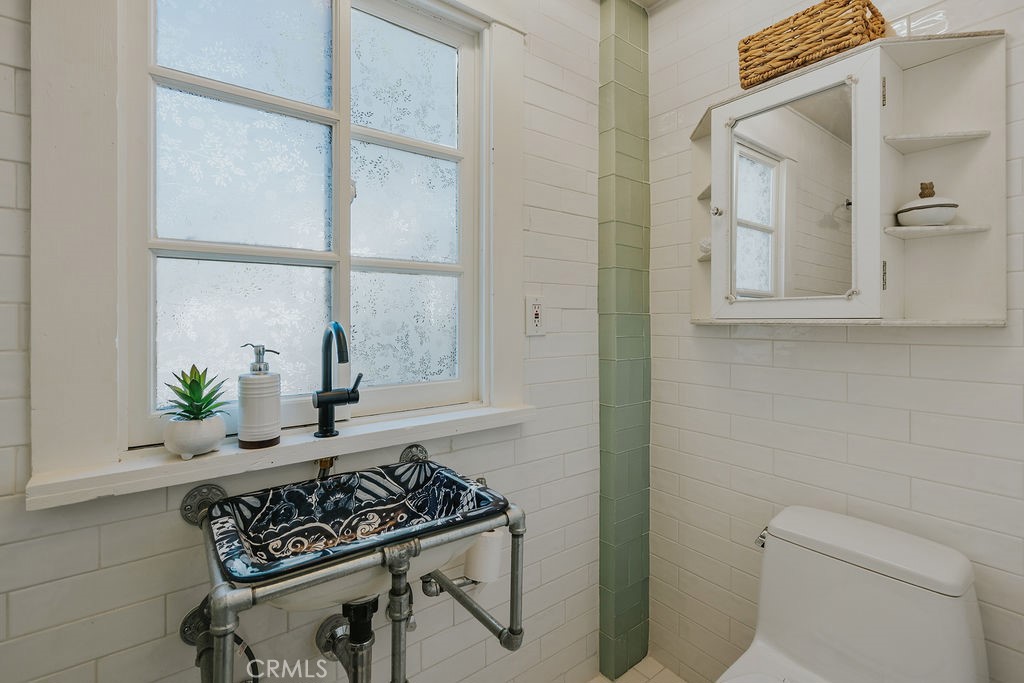 521 W Whiting Avenue