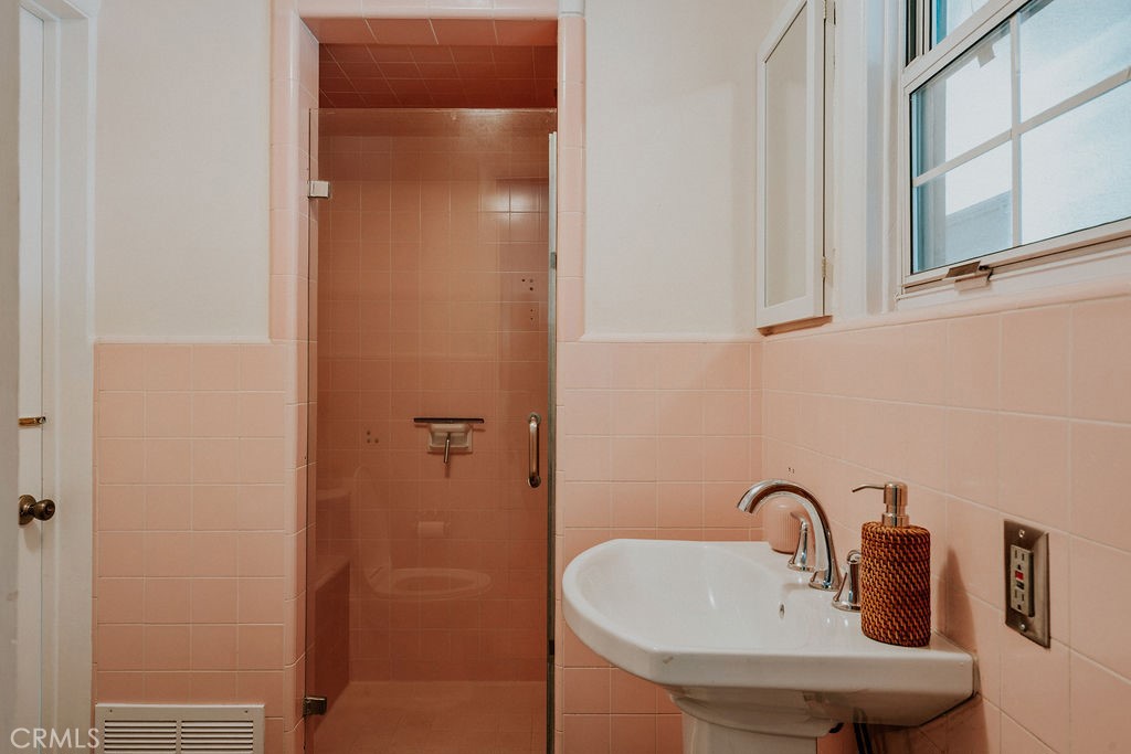 521 W Whiting Avenue