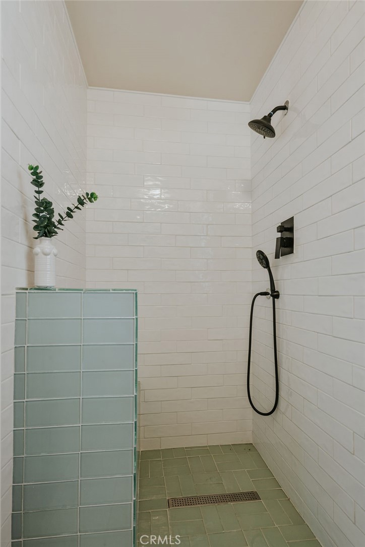 521 W Whiting Avenue