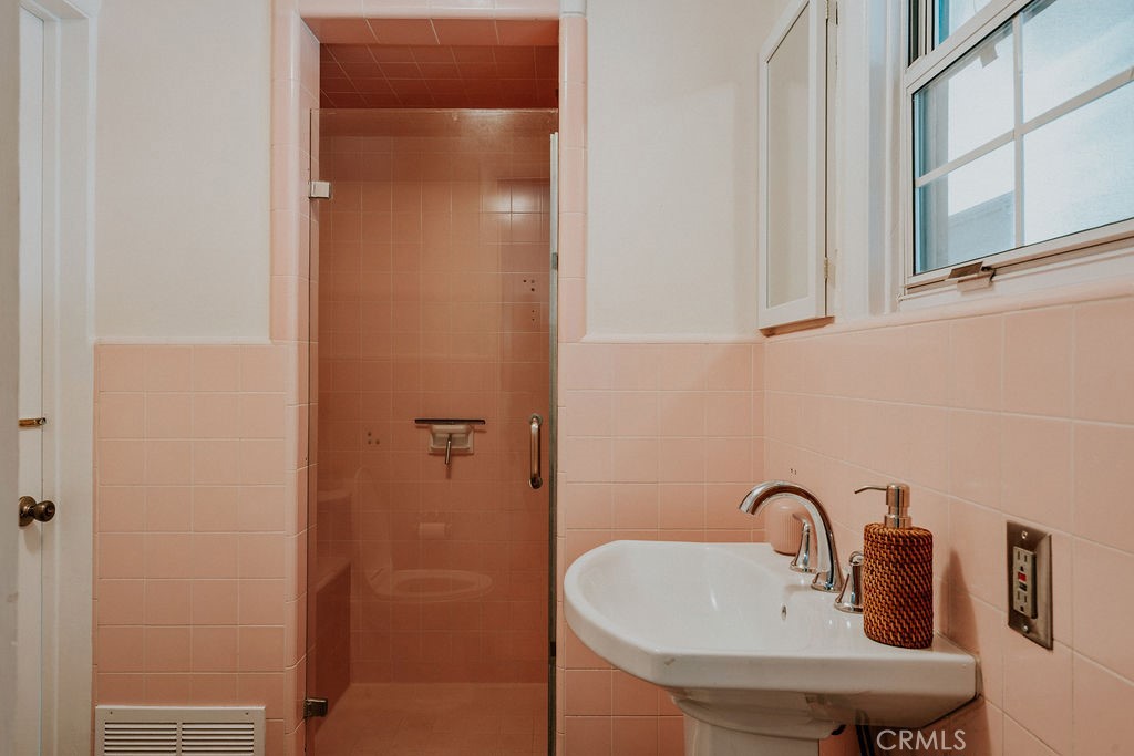 521 W Whiting Avenue