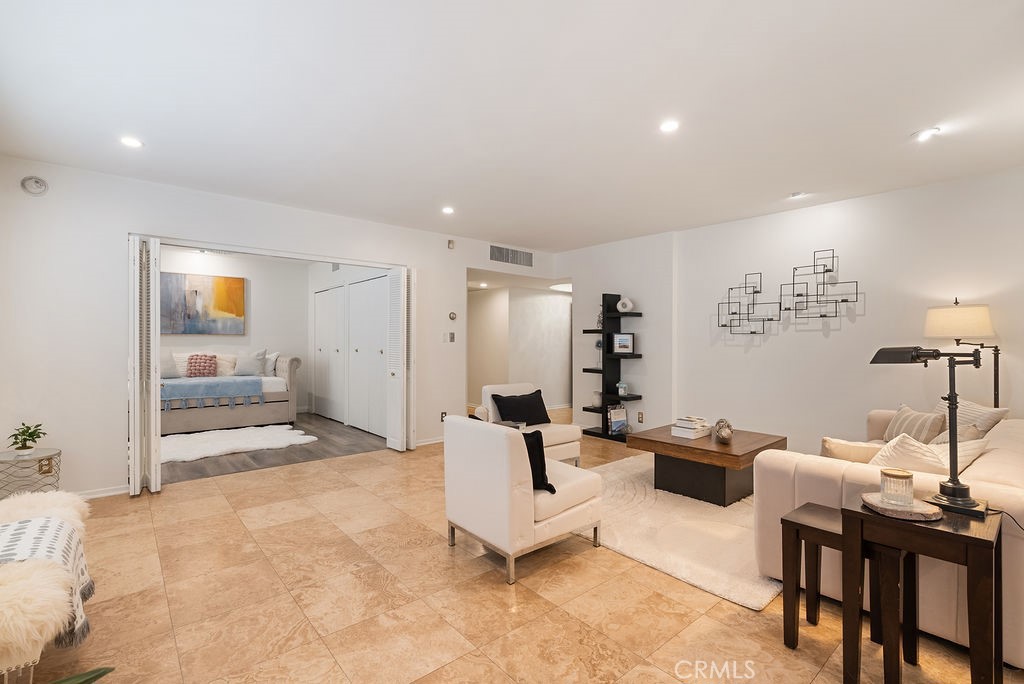 419 N Oakhurst Drive 102