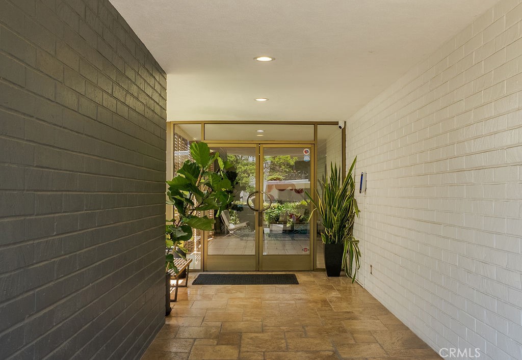 419 N Oakhurst Drive 102