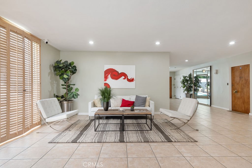 419 N Oakhurst Drive 102