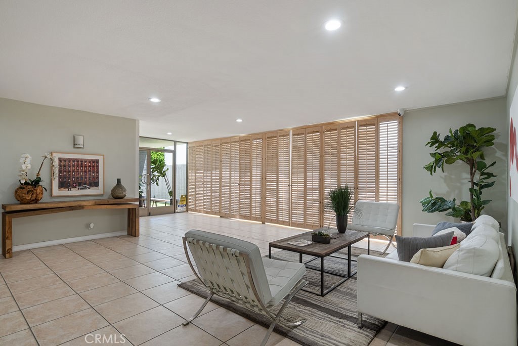 419 N Oakhurst Drive 102