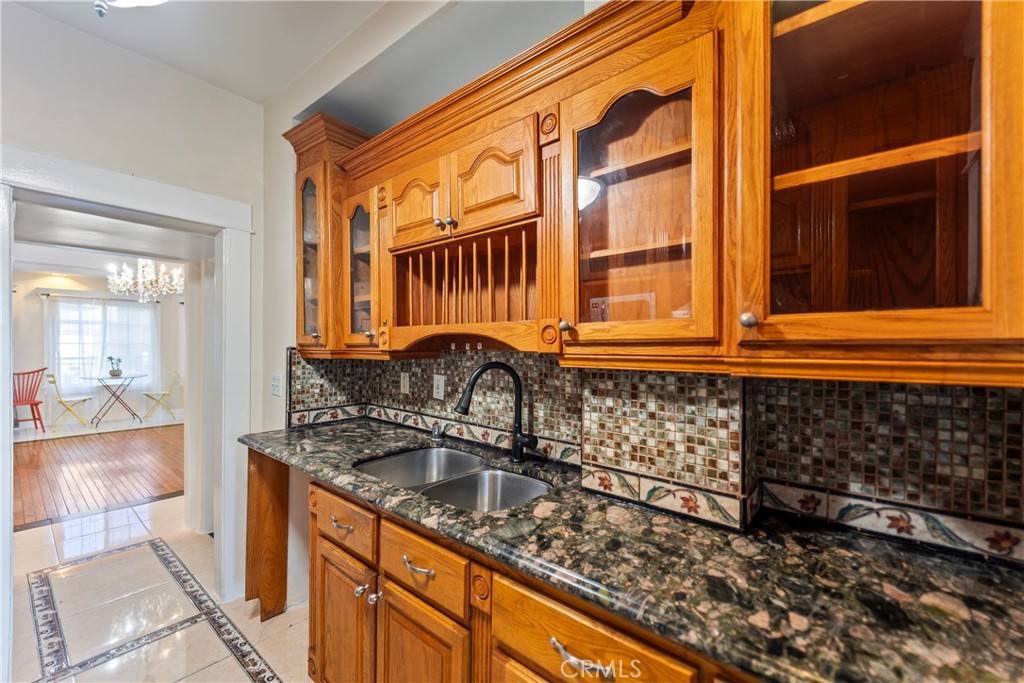 1065 Laguna