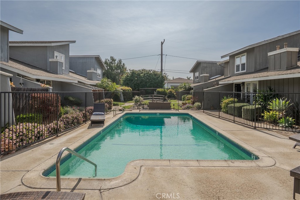 345 University Drive F4