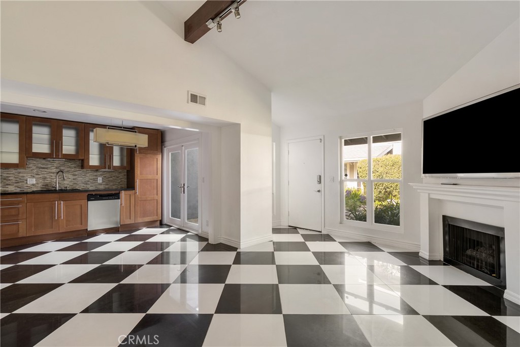 345 University Drive F4