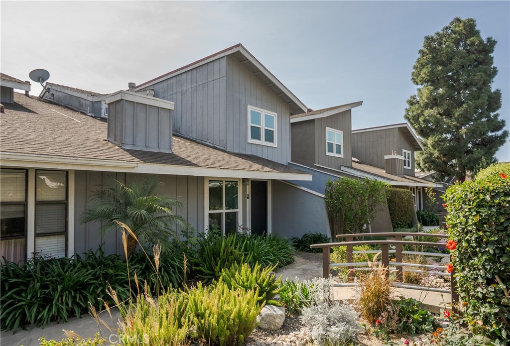 345 University Drive F4