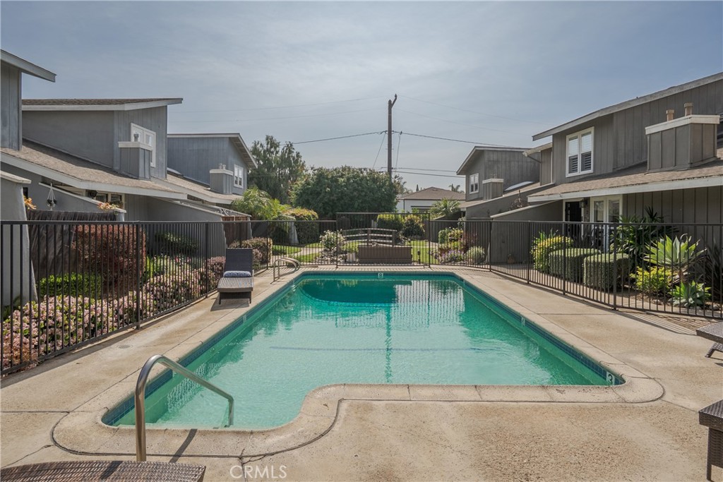 345 University Drive F4