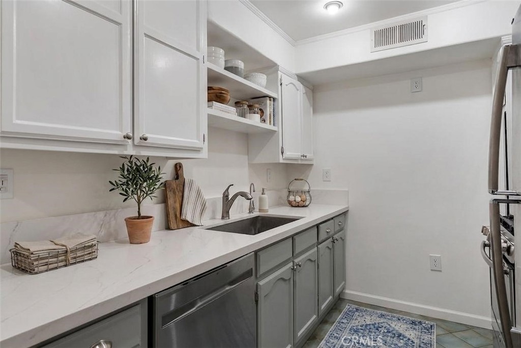 1434 S Point View