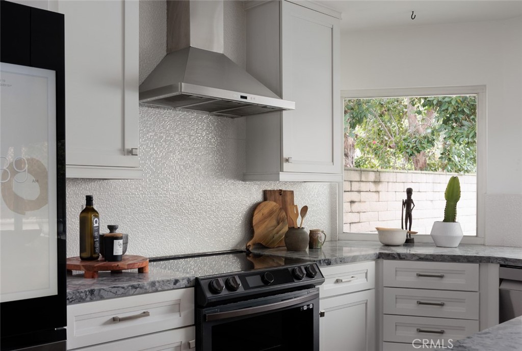 23821 Avenida Columbia