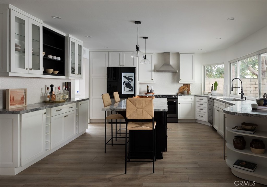 23821 Avenida Columbia