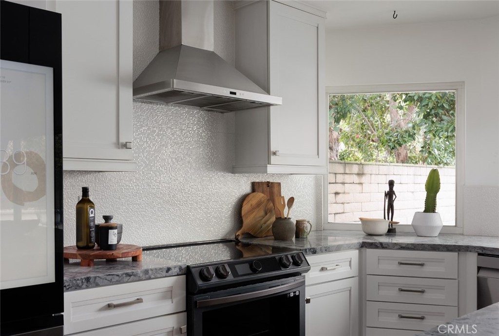 23821 Avenida Columbia