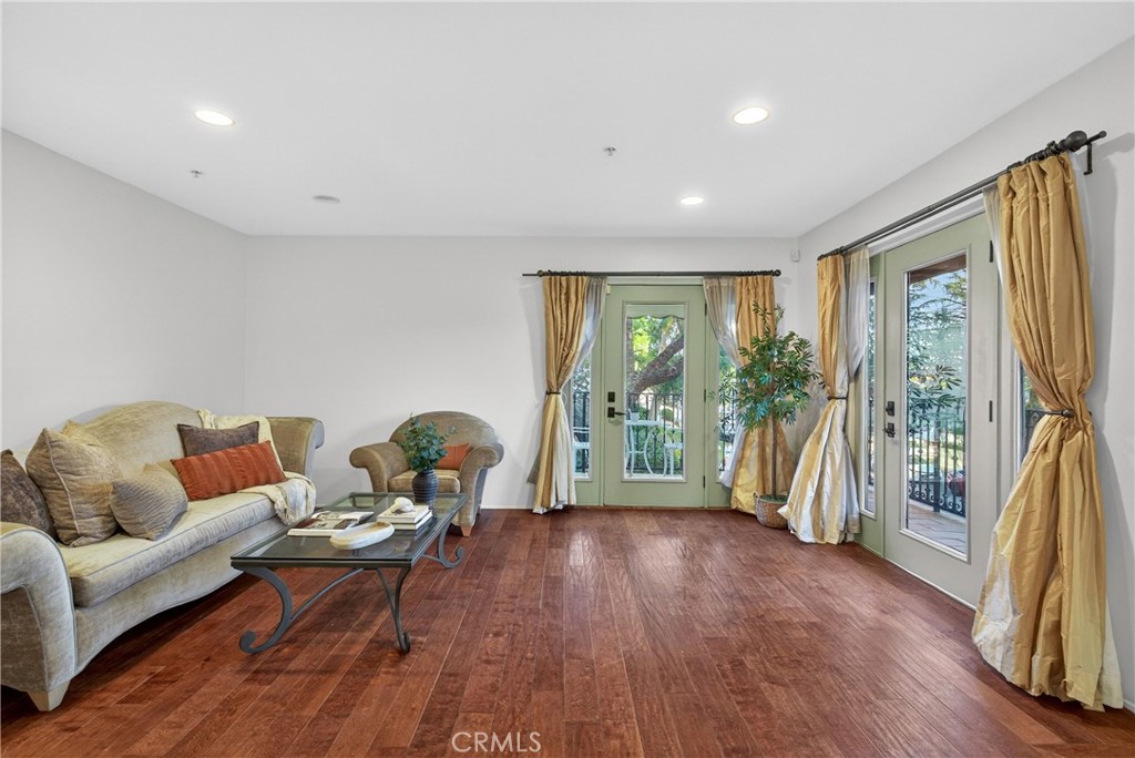 4301 Los Feliz 12