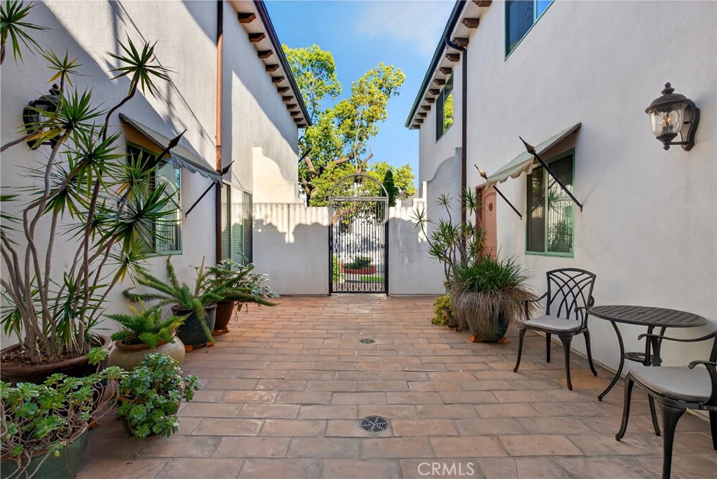 4301 Los Feliz 12