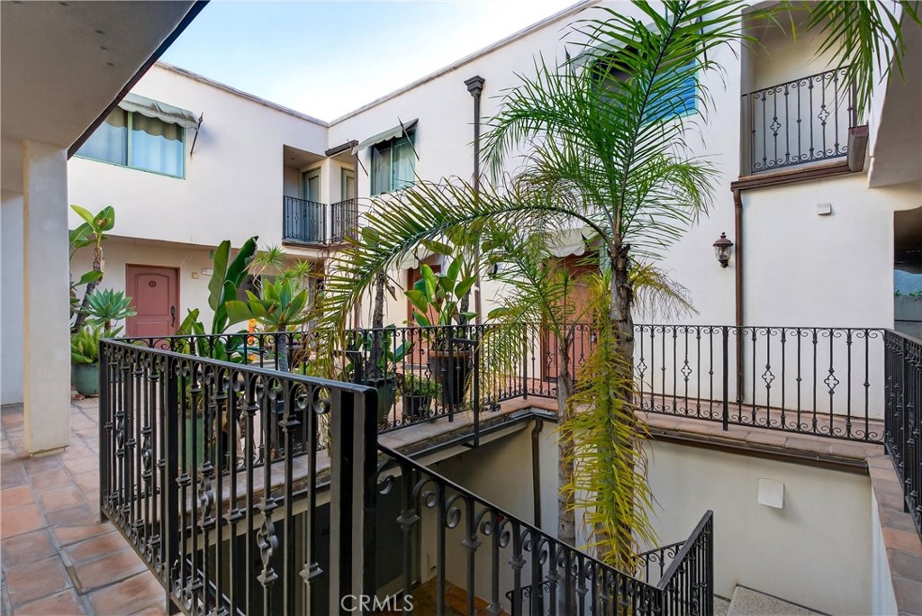 4301 Los Feliz 12