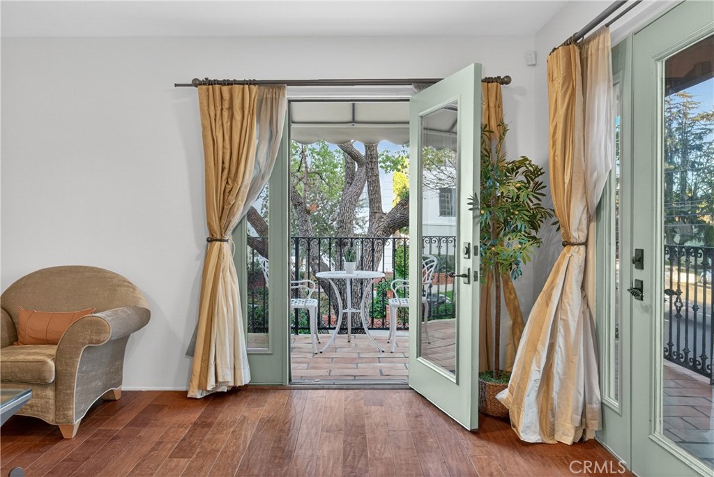 4301 Los Feliz 12