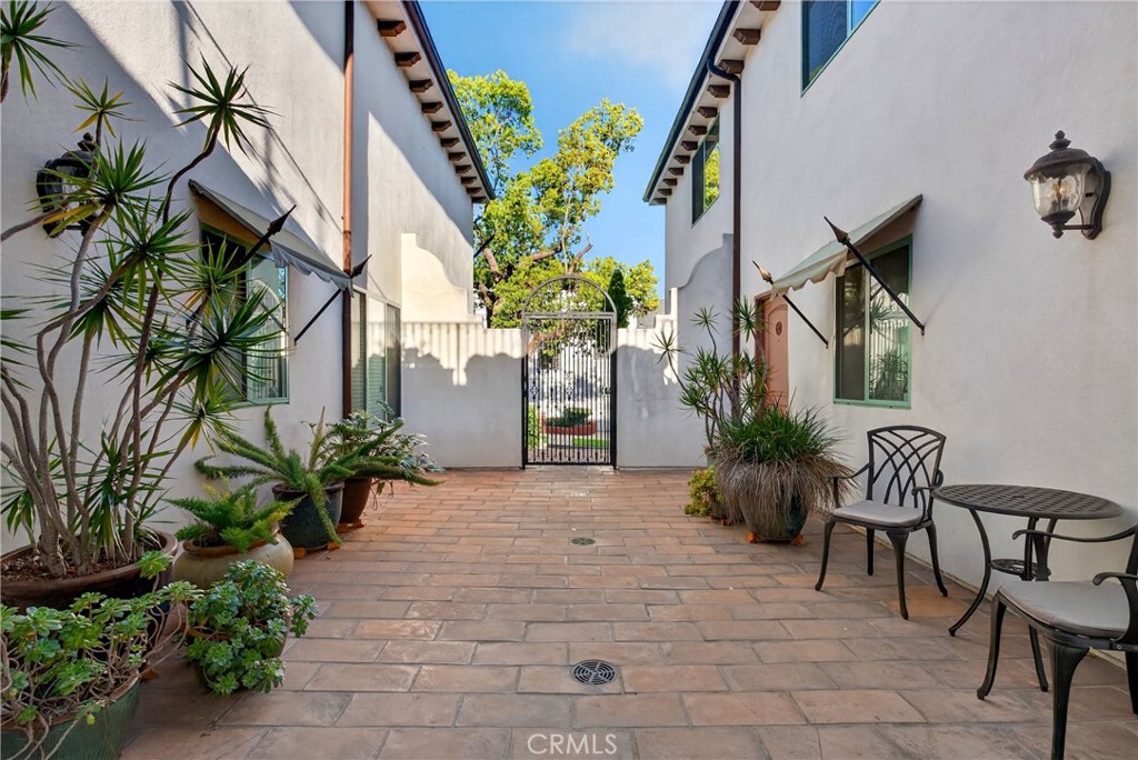 4301 Los Feliz 12