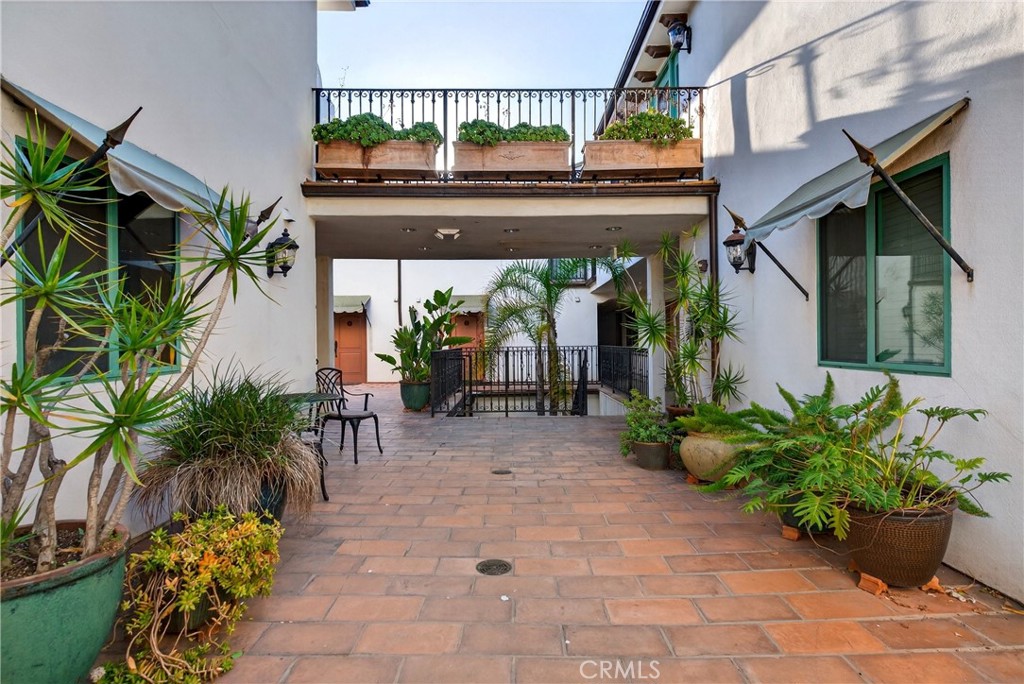 4301 Los Feliz 12