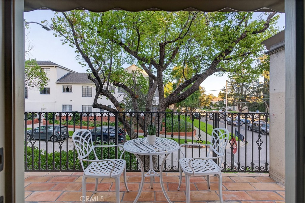 4301 Los Feliz 12