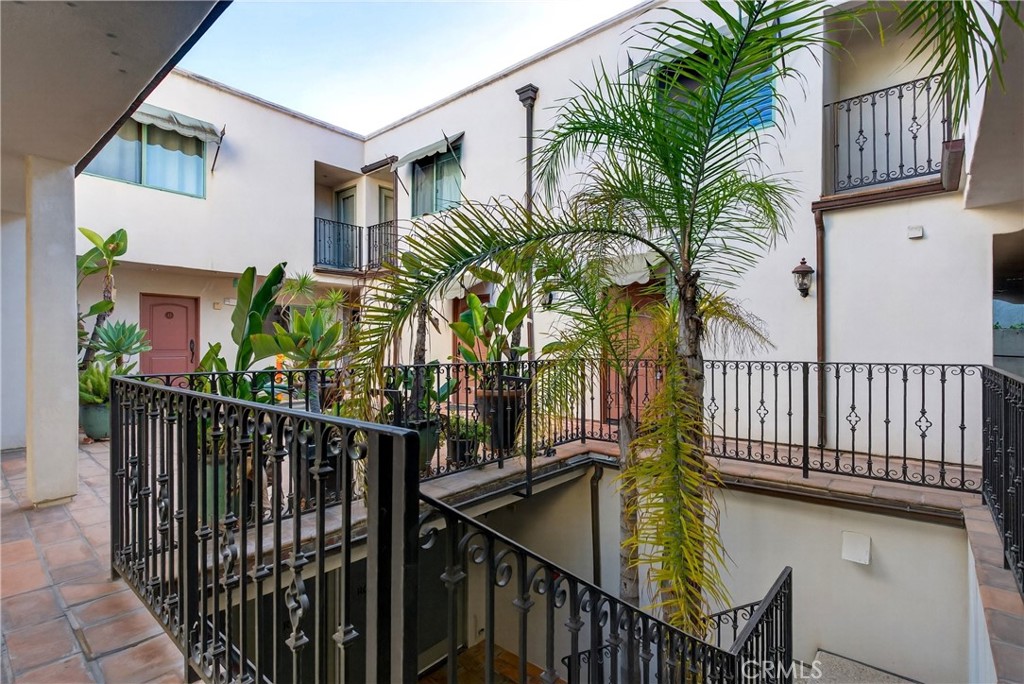 4301 Los Feliz 12