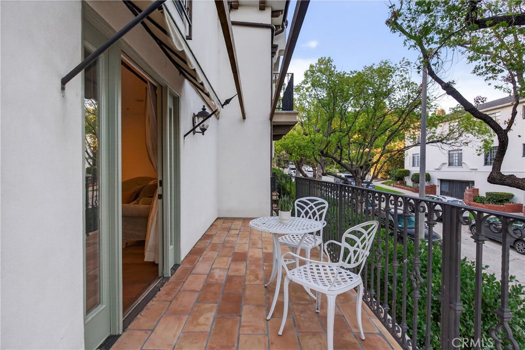 4301 Los Feliz 12