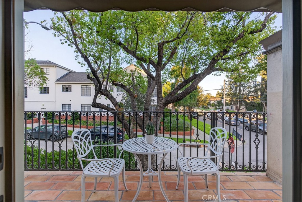 4301 Los Feliz 12