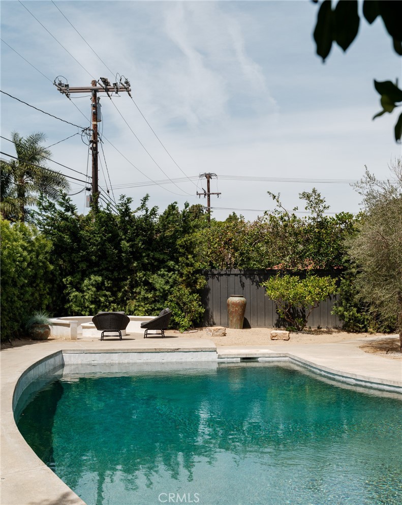 2437 Windward
