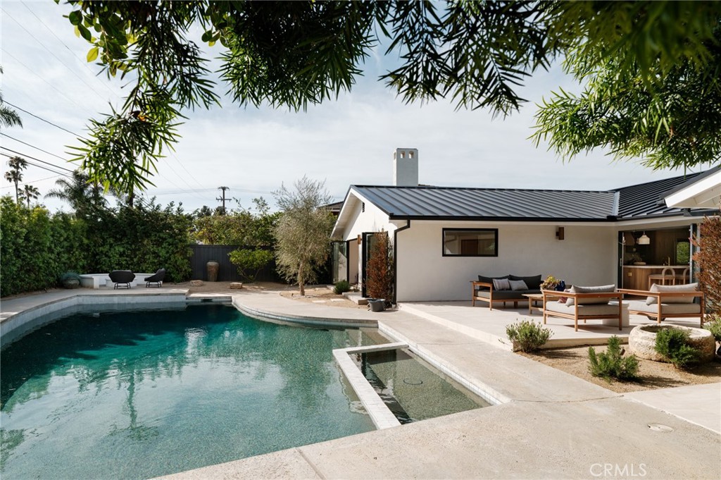 2437 Windward