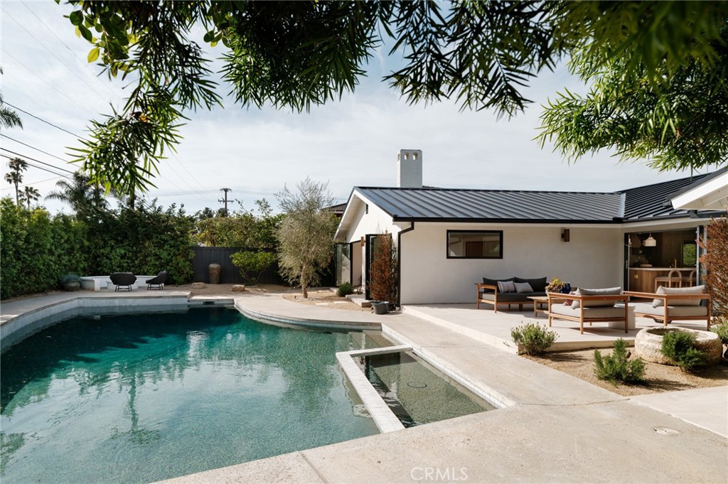 2437 Windward